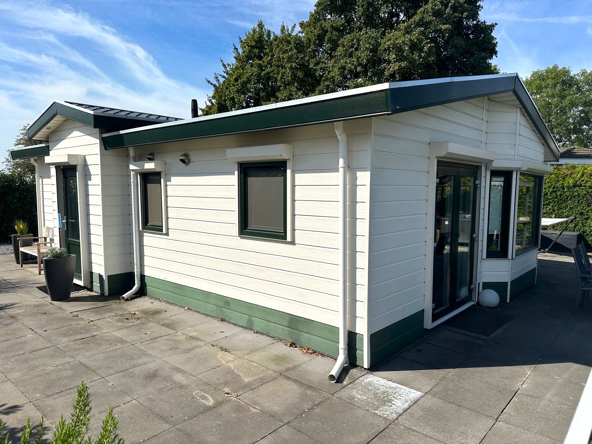 Te koop: Dubbel chalet op RT5-9 centraal gelegen aan een vijverpartij