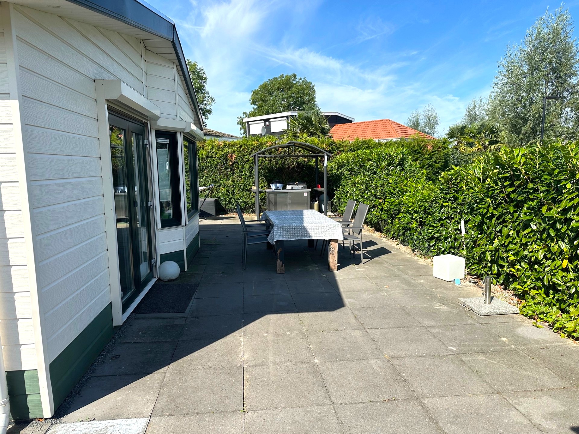 Te koop: Dubbel chalet op RT5-9 centraal gelegen aan een vijverpartij