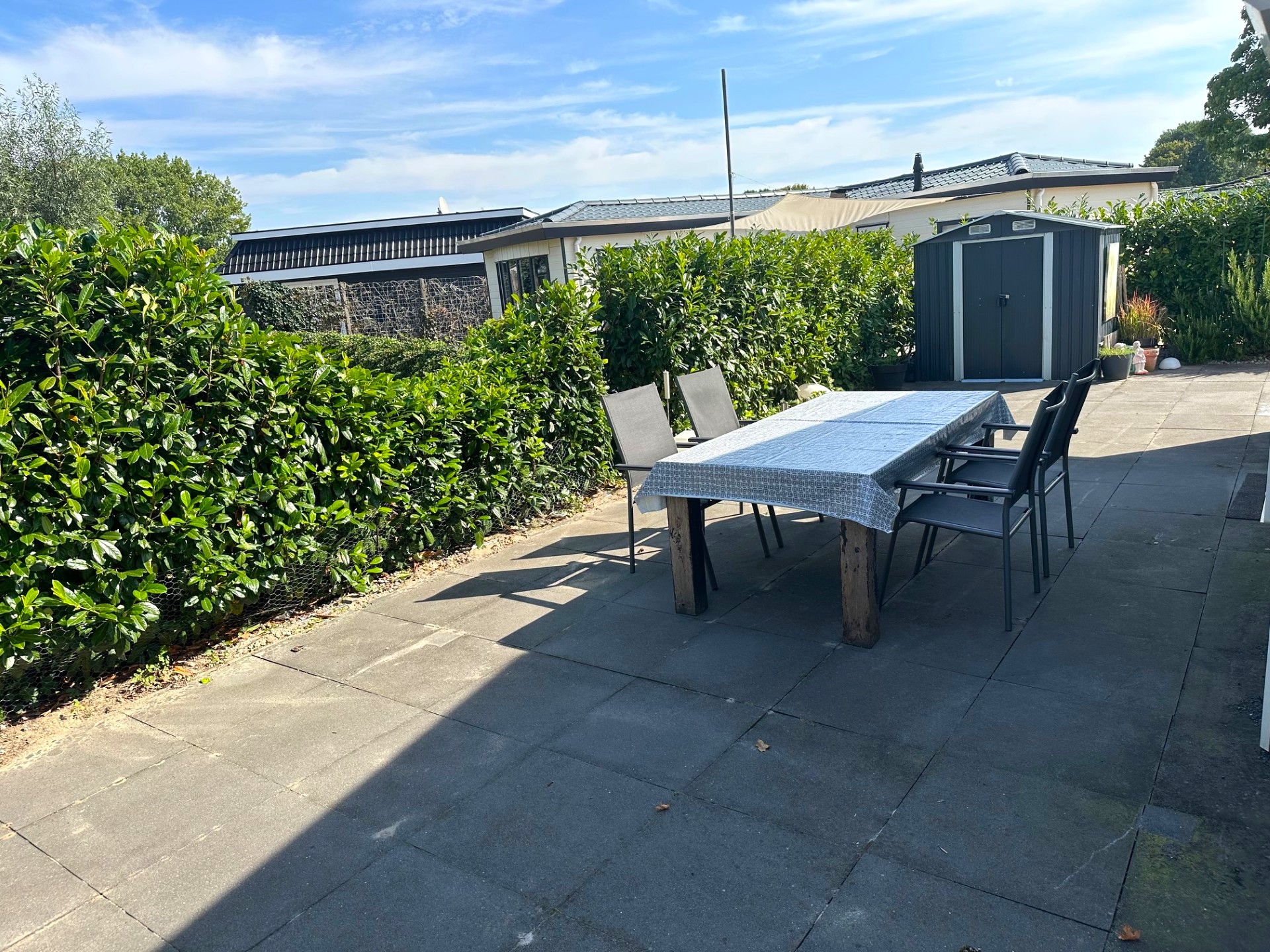 Te koop: Dubbel chalet op RT5-9 centraal gelegen aan een vijverpartij