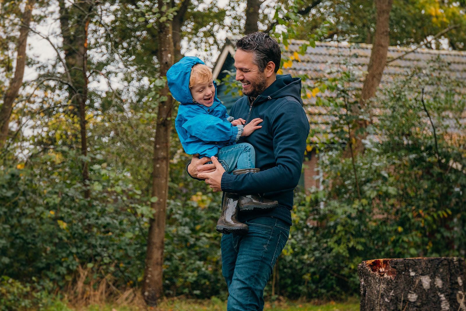Ein Vater mit Sohn verbringen einen schönen herbstlichen Last Minute Urlaub