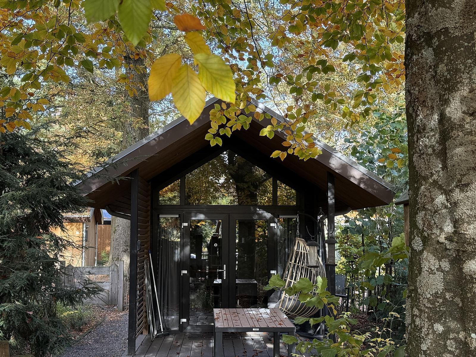 Kleines Ferienhaus in Gelderlands Veluwe, umgeben von der grünen Natur