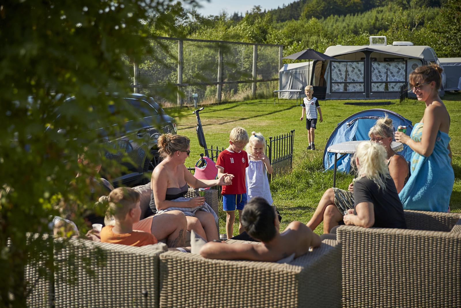 Sæsongæster hygger i solen