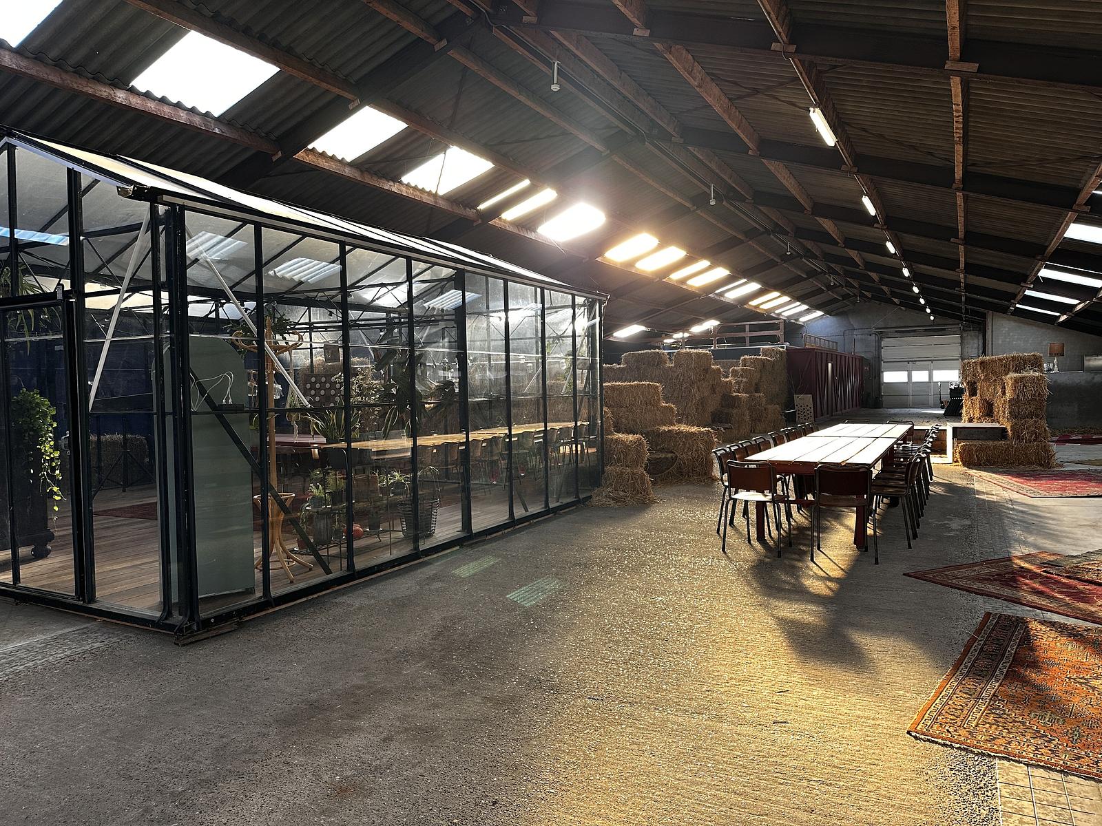 Broedplaats met kas en tafel