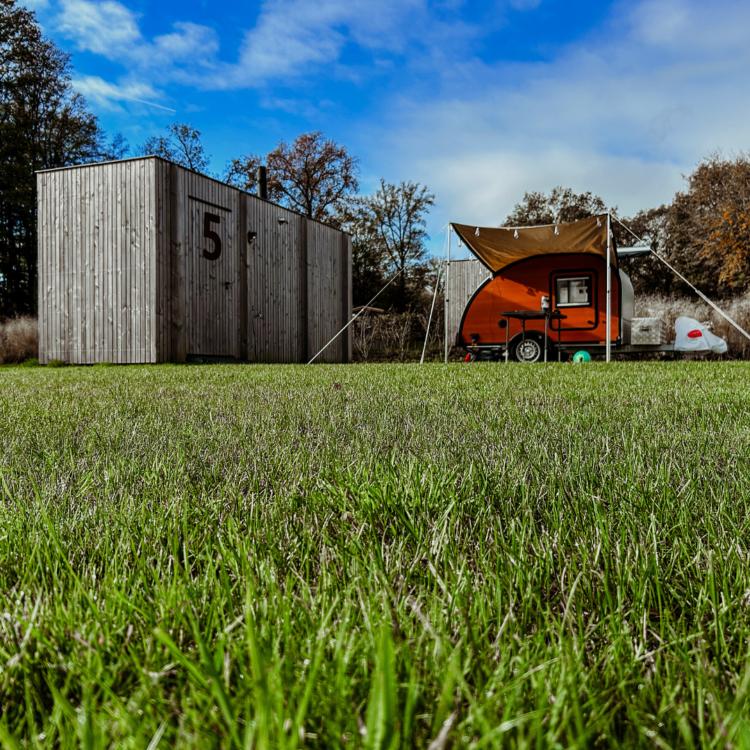 privé sanitair met hottub, koelkast én vaatwasser