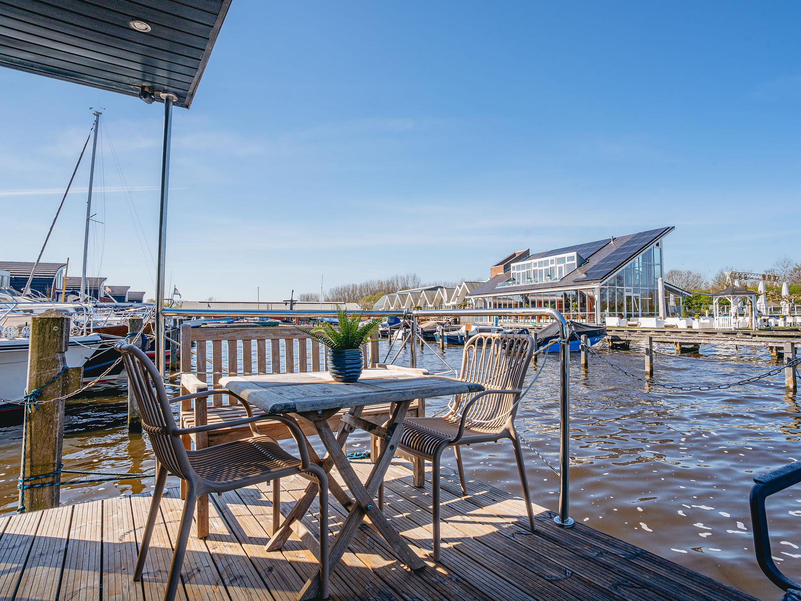 Vissen in uitgeest vanaf de houseboat