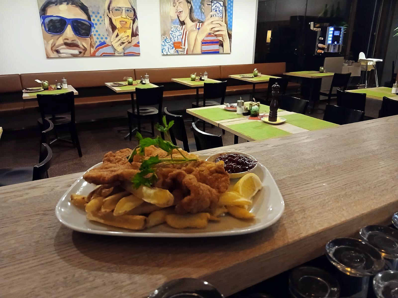 Schnitzel im Bistro am Campingplatz