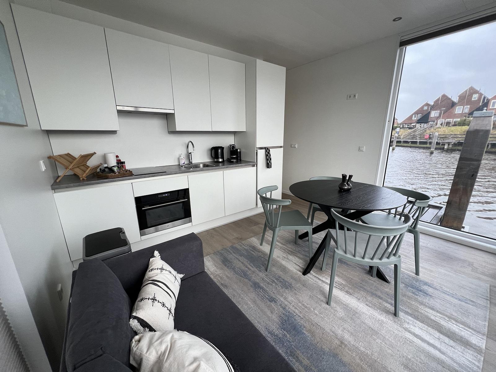 Houseboat in het donker