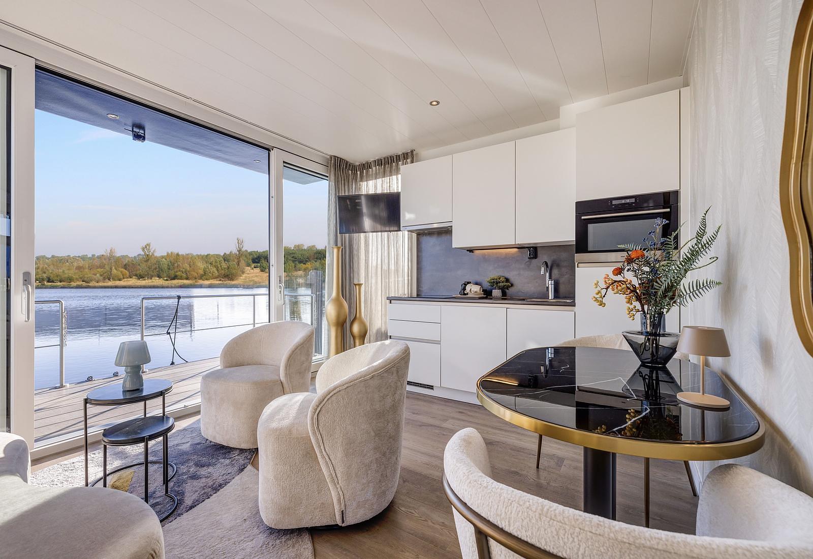 Hausboot im Hafen von Lemmer, Friesland