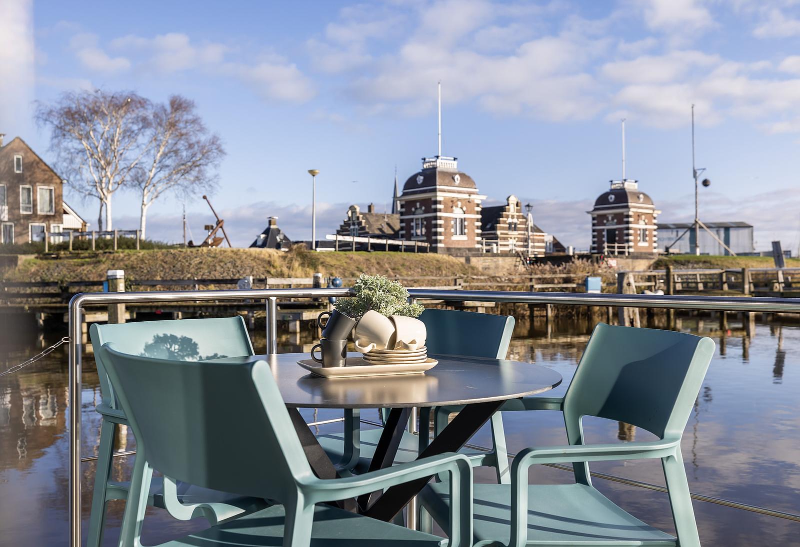 Hausboot im Hafen von Lemmer, Friesland