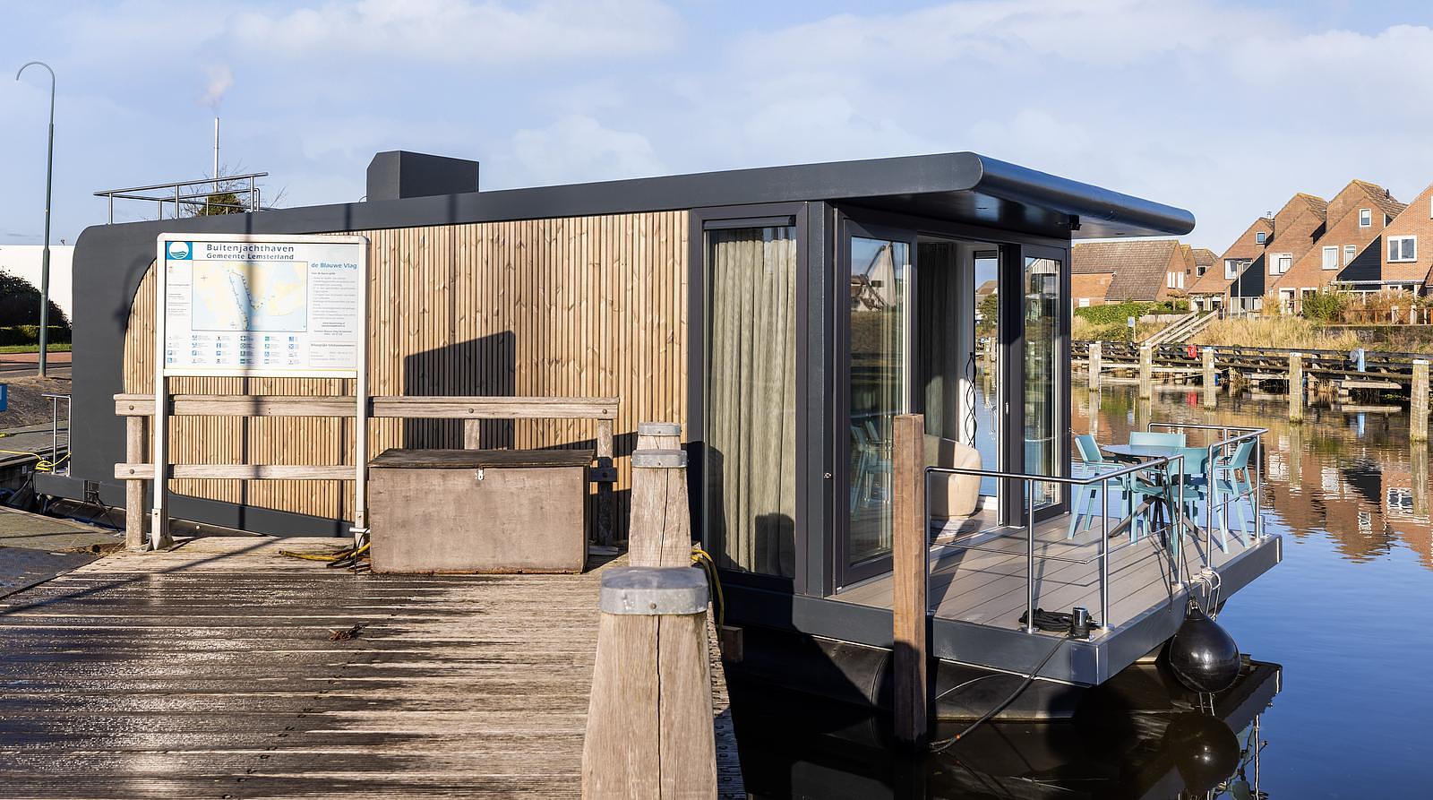 Hausboot im Hafen von Lemmer, Friesland