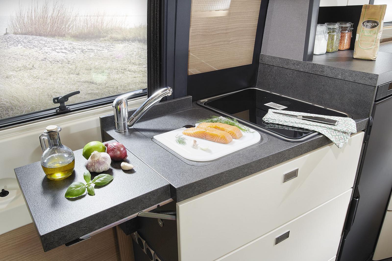 Buscamper Malibu keuken