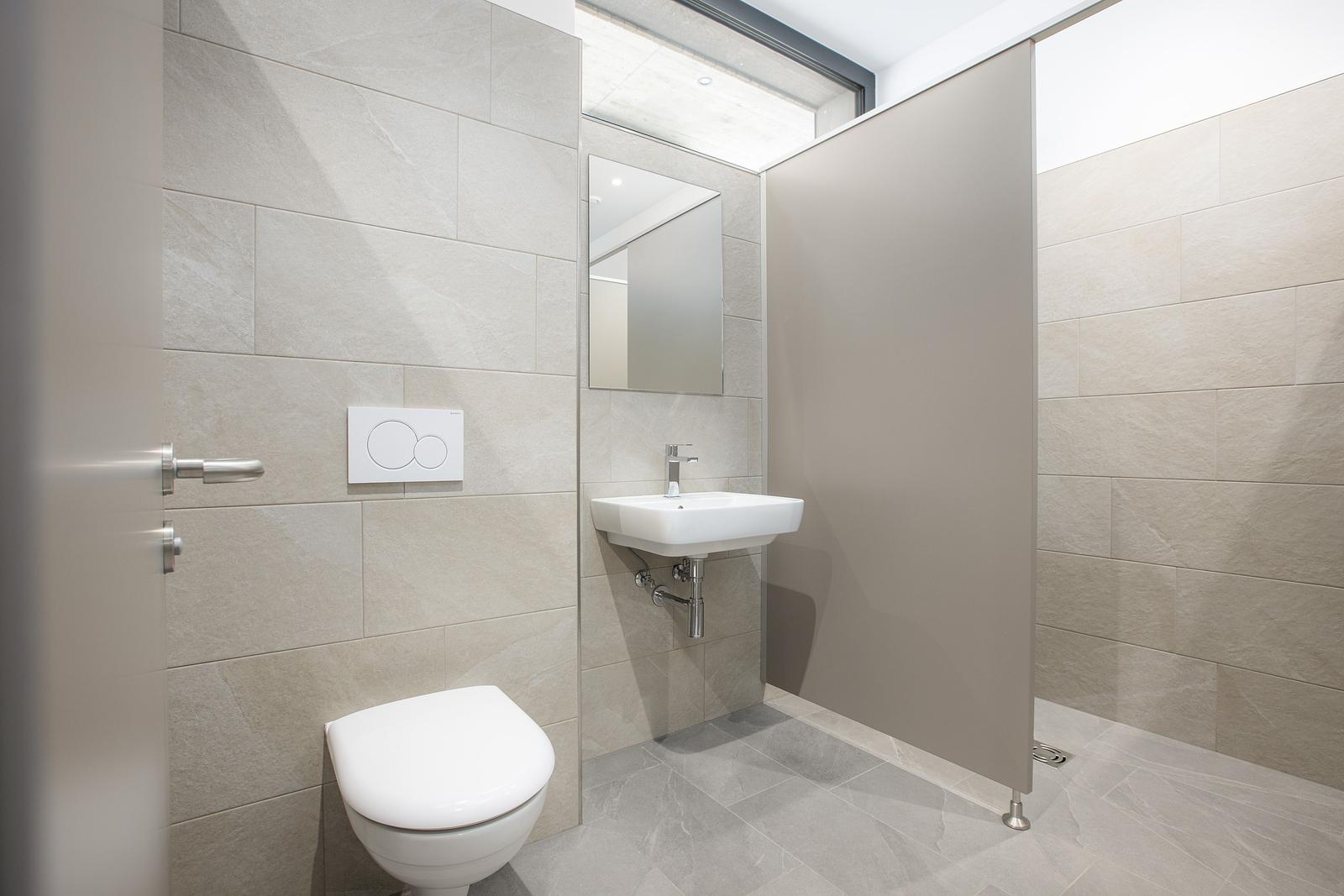 Duschkabine mit WC und Waschbecken