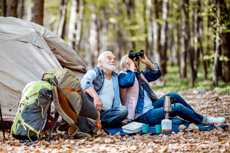 Stel kamperend in het bos
