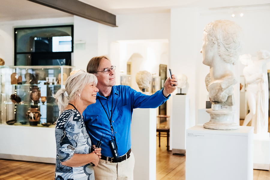 Koppel in een museum