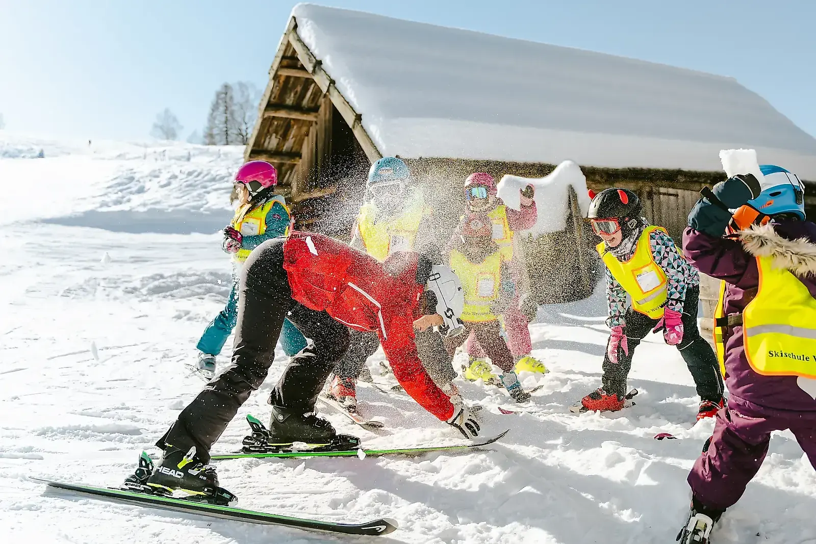 Ski-Lehrer und Schüler beim Training im Schnee