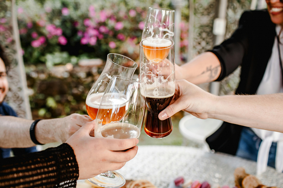 Afterwork of mensen die bier proeven/drinken