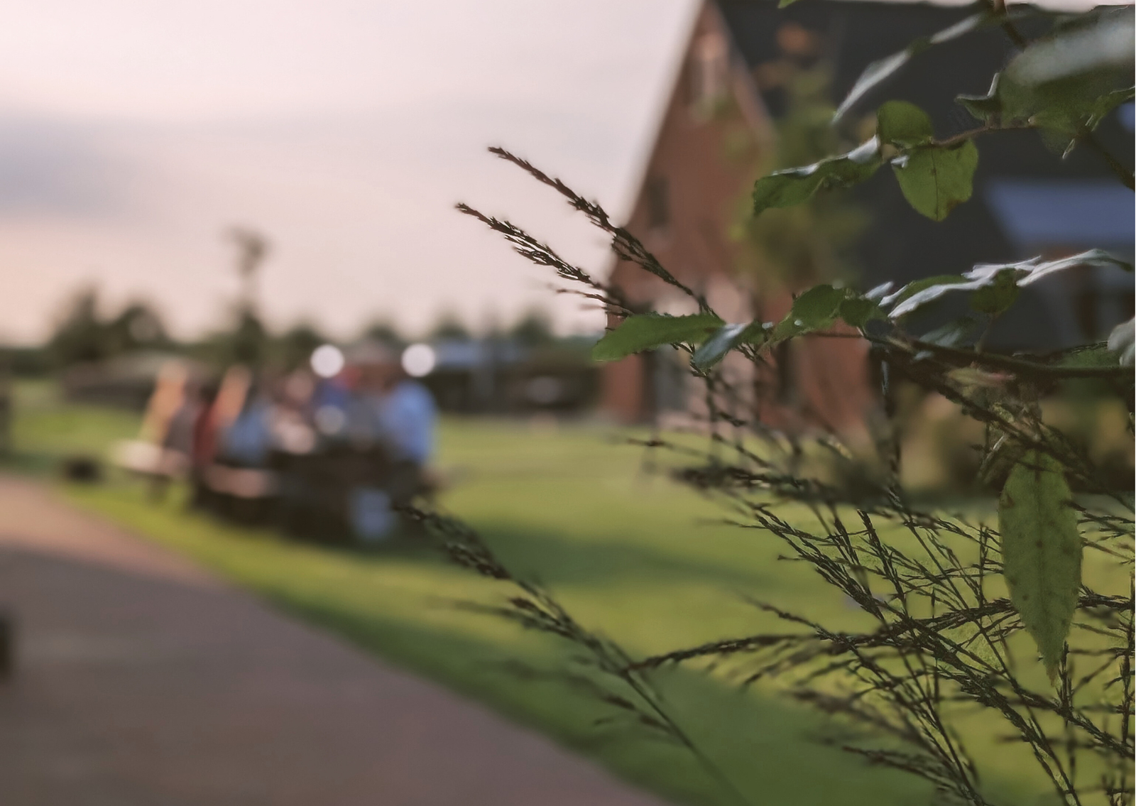 Groep buiten eten aan tafel