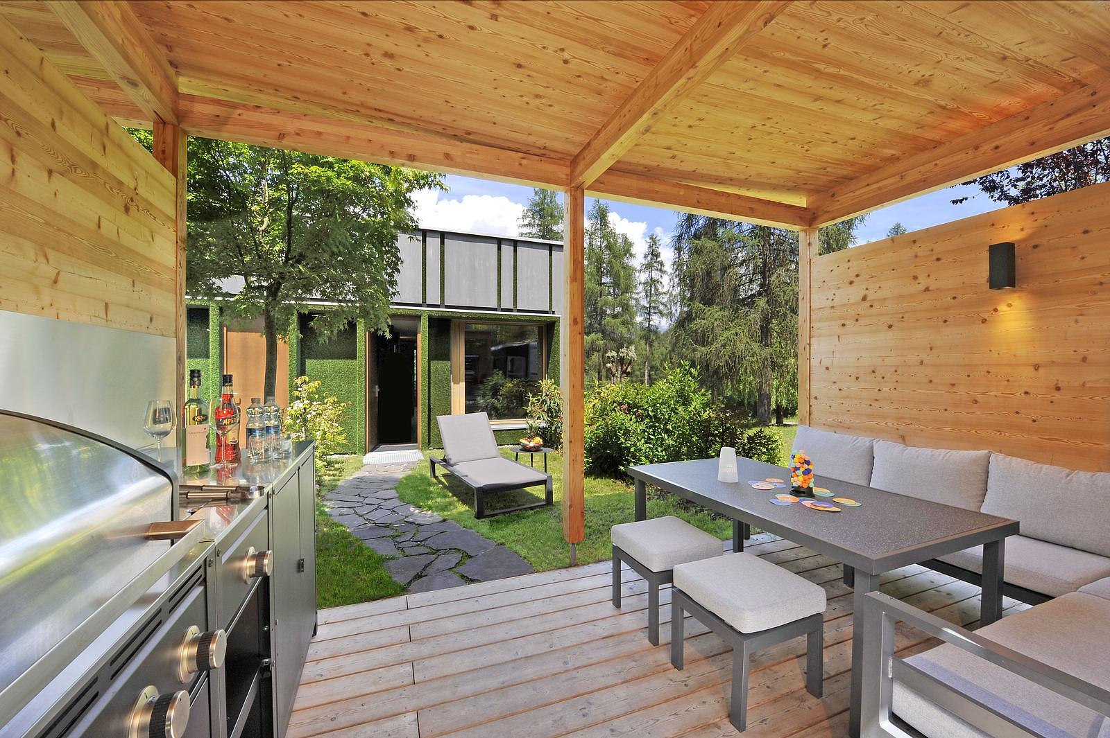 Pergola mit Outdoorküche im Appartement Lärche