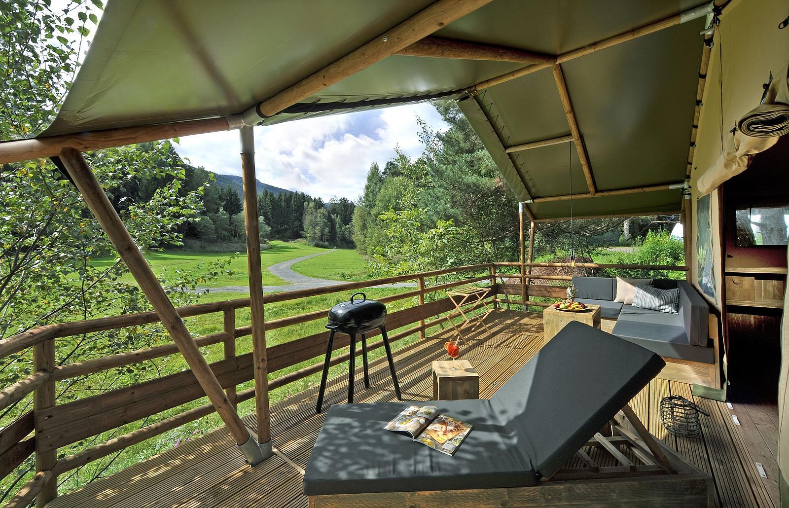 Glamping mit Stil und toller Terrasse im Safari-Lodge-Zelt Hippo