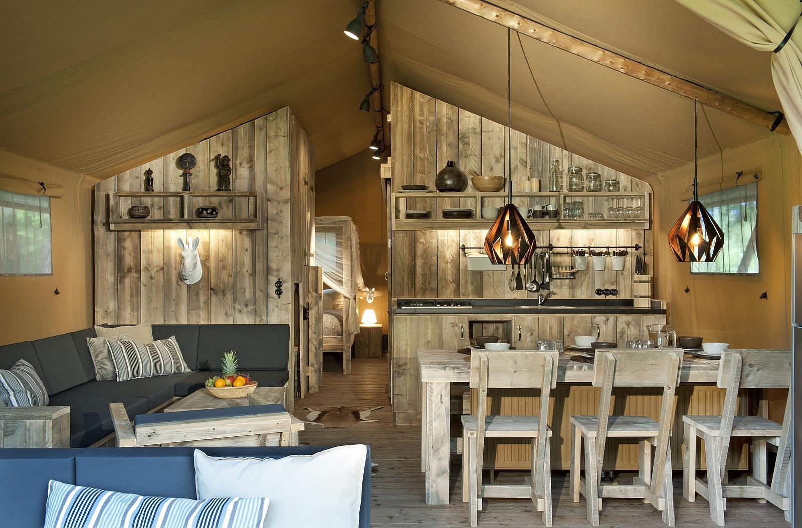 Glamping mit viel Holz im Afrika-Stil: Safari-Lodge-Zelt Zebra