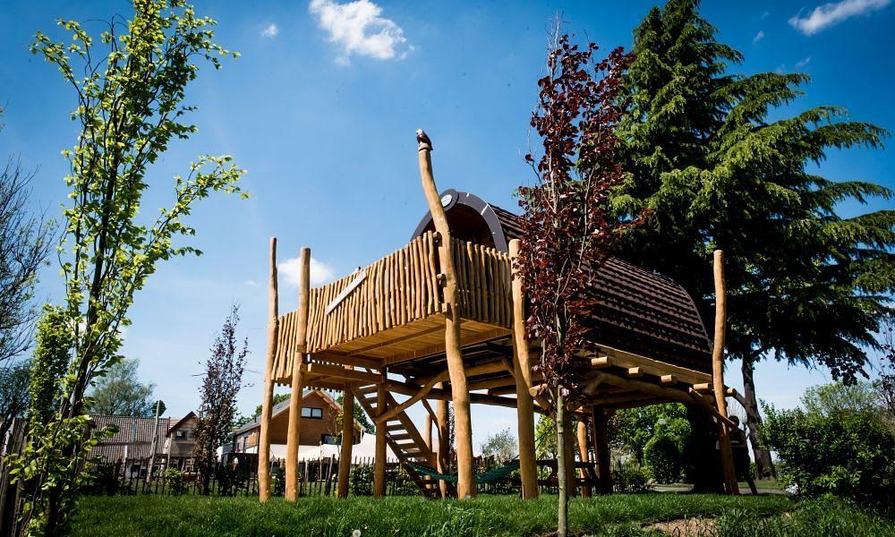 Uitzicht terras van Treelodge op EuroParcs Gulperberg