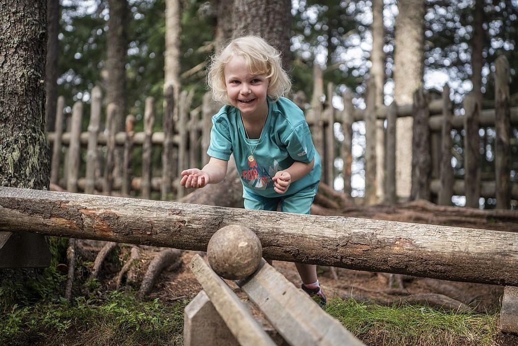 Kind spielt im Kugelwald am Glungezer