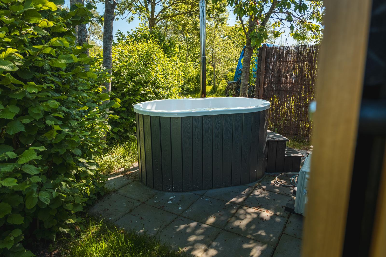 Eigen hottub achter de cabin