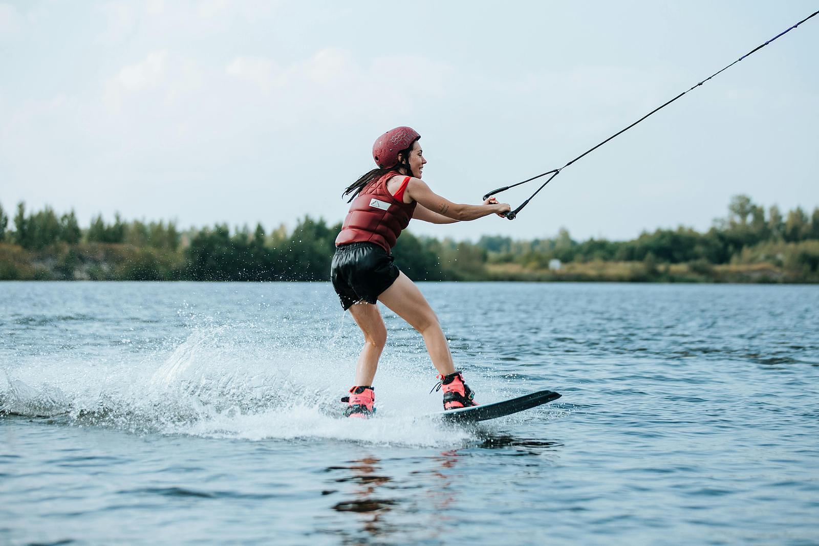 Meisje aan het waterskiën