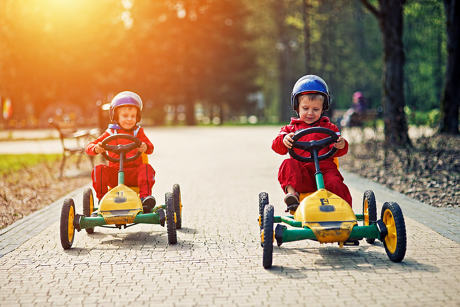2 kindjes op gocarts