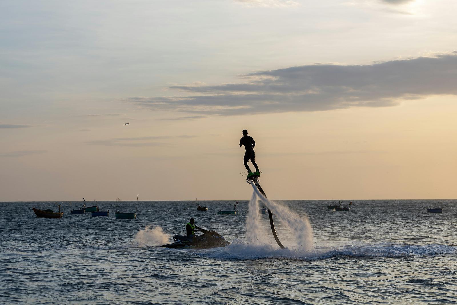 Flyboard man op het water