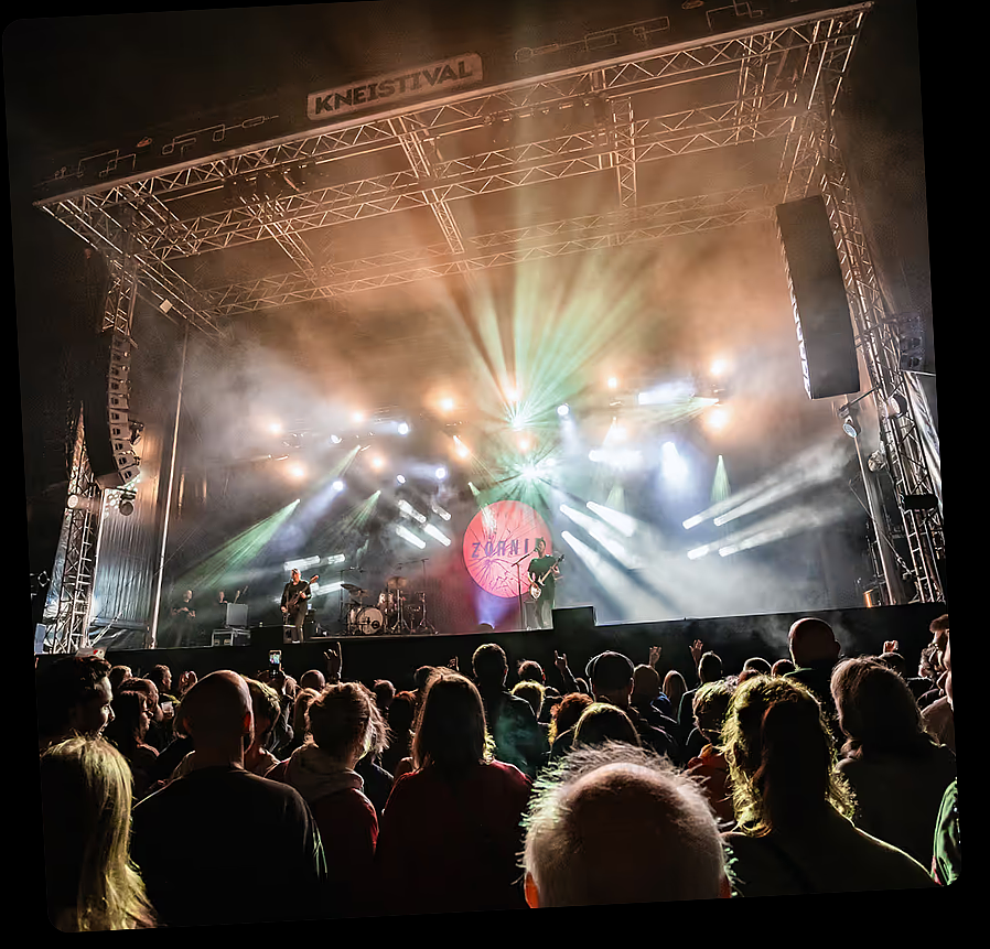 foto kneistival mensen die uitgaan en naar muziek luisteren