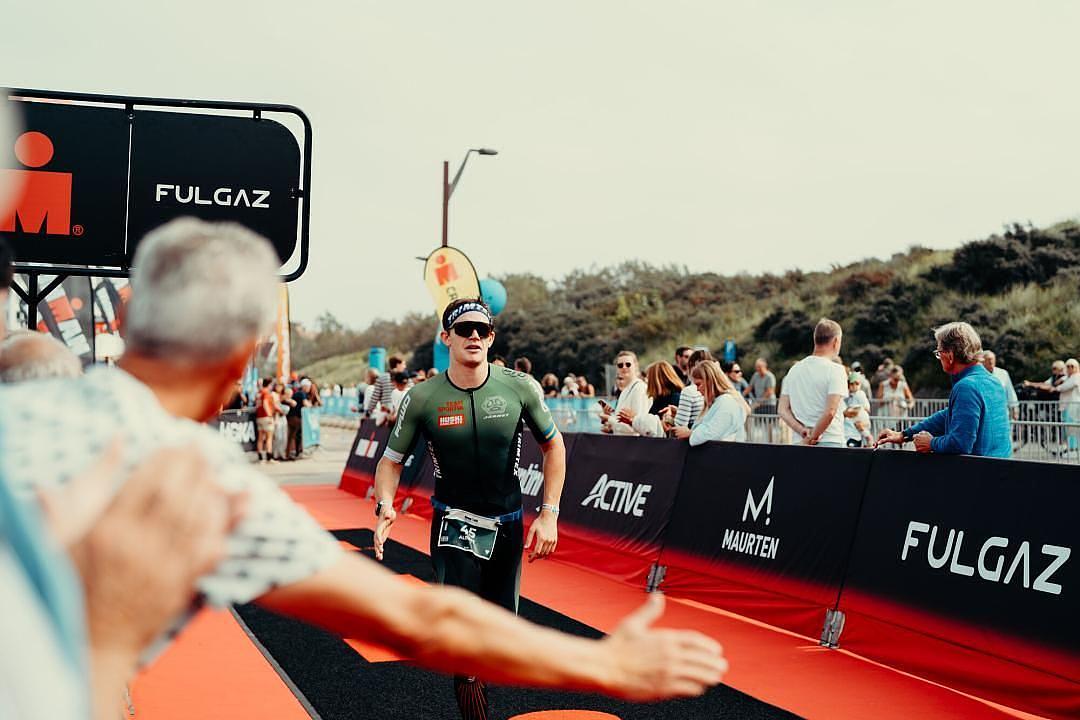 man die loopt naar de finish