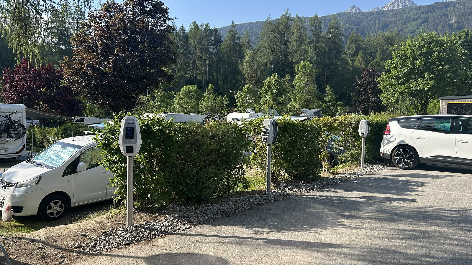 Drei E-Ladestationen am Parkplatz des Ferienparadies Natterer See