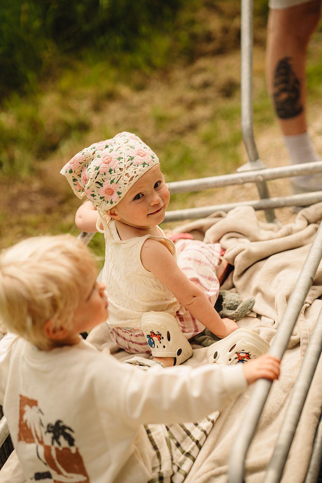 Kids in bak naar boerderij The Farm 