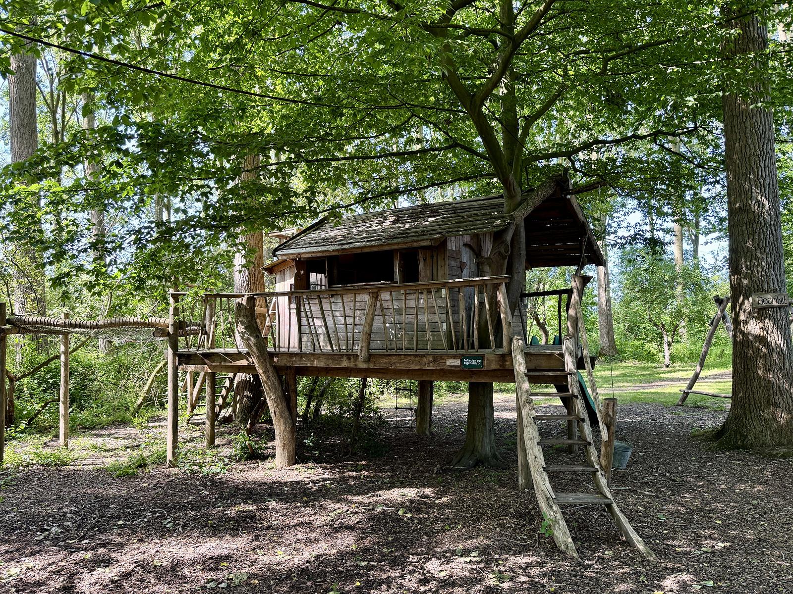 Speelhuys met kabelbaan