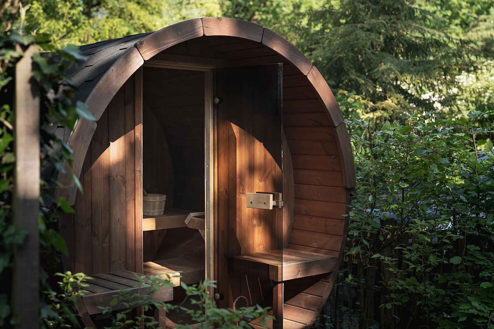 Sauna im Garten beim Wellness-Urlaub mit dem Hund