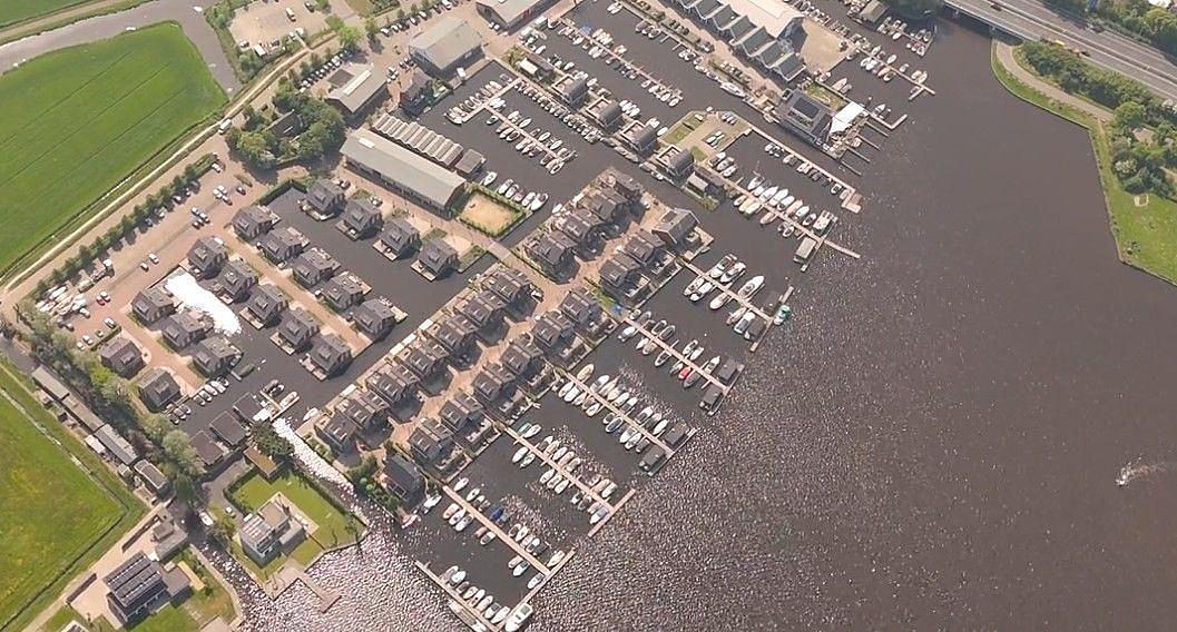 Houseboat in het donker