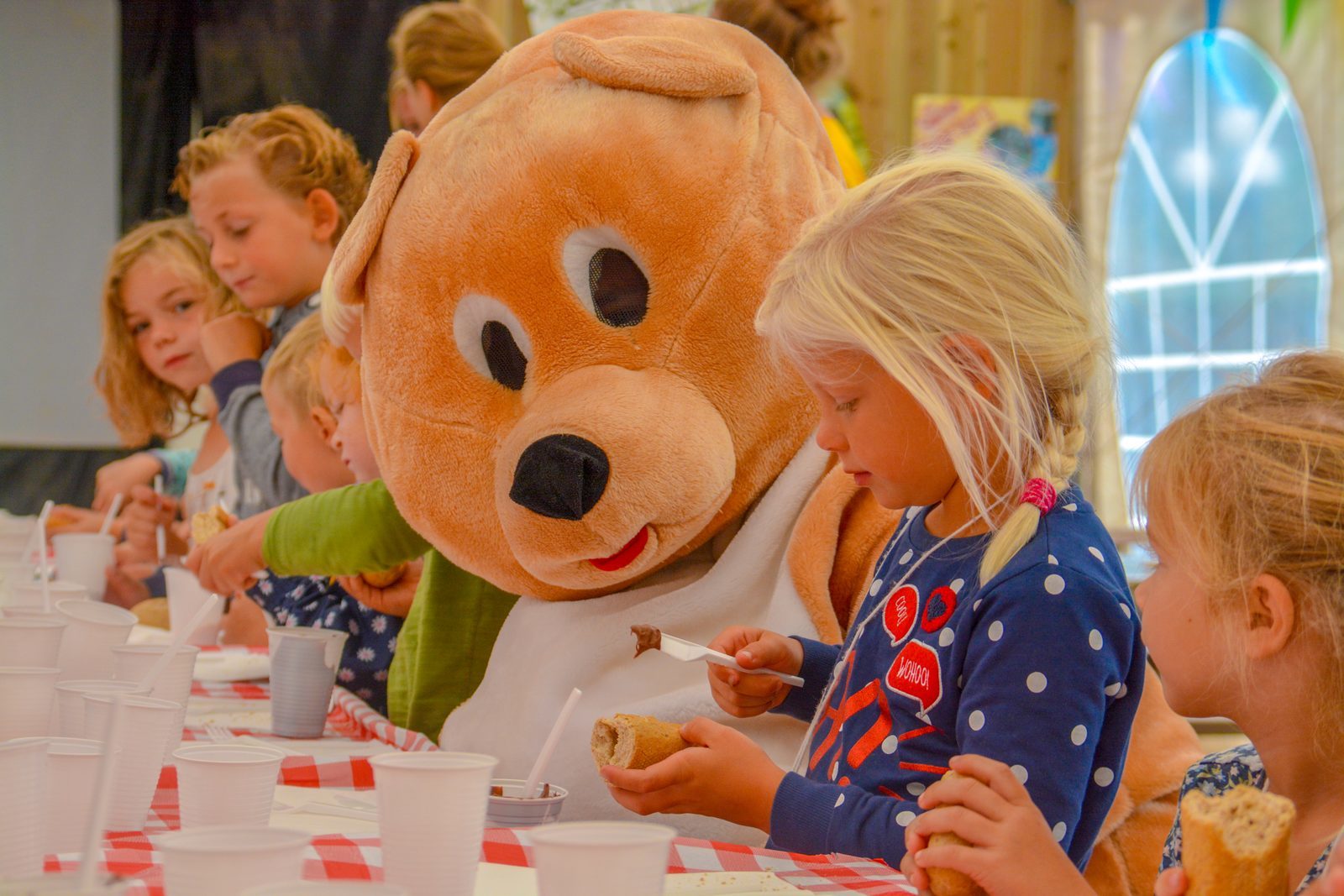 BUR de Beer, de mascotte van Beter Uit bij kinderland