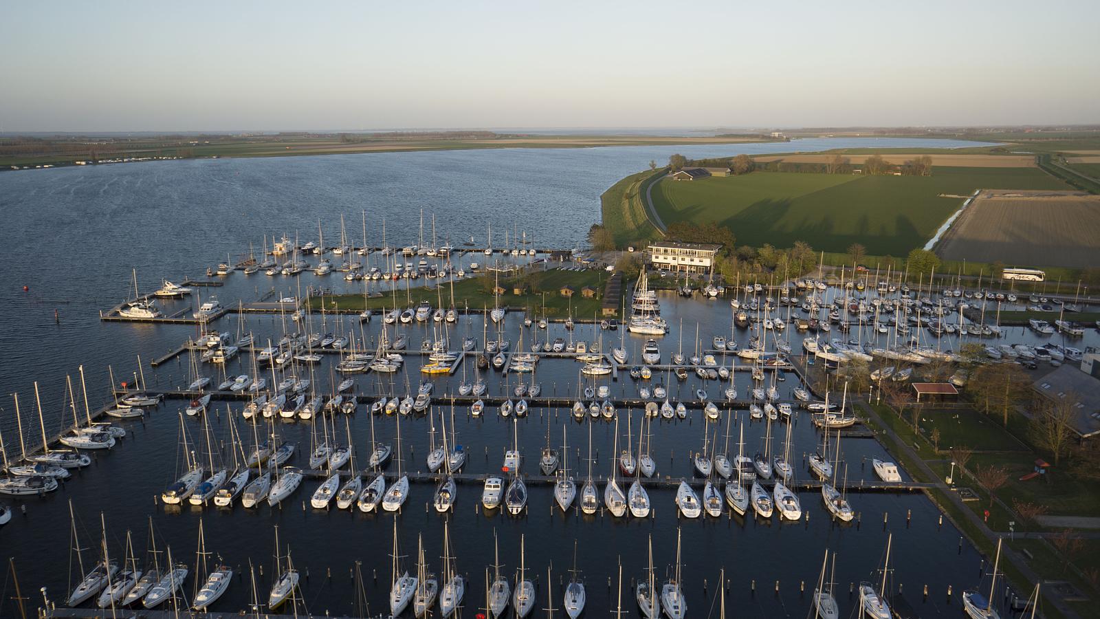 Jachthafen Oesterhaven Entdecken Sie den stimmungsvollen Jachthafen Oesterhaven in Wolphaartsdijk, direkt am Veerse Meer und umgeben von Natur und Wassersportmöglichkeiten.