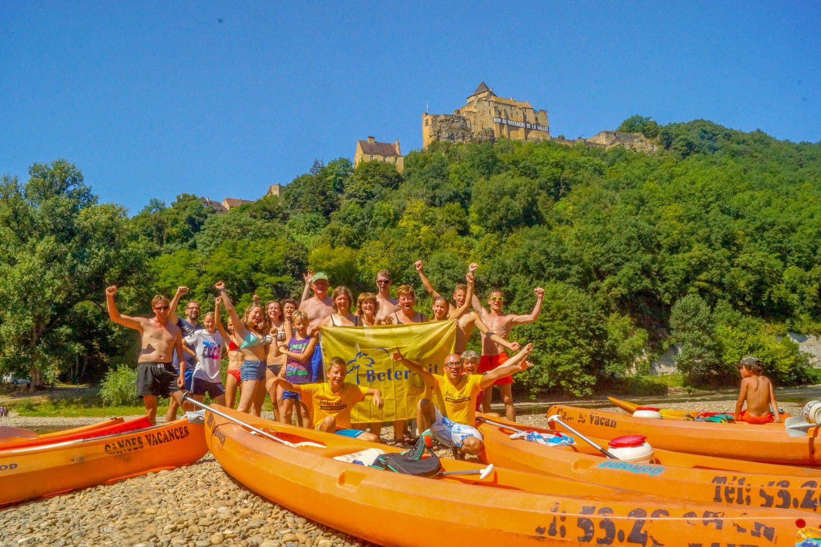 Faire du canoë sur la Dordogne près du parc de vacances La Draille