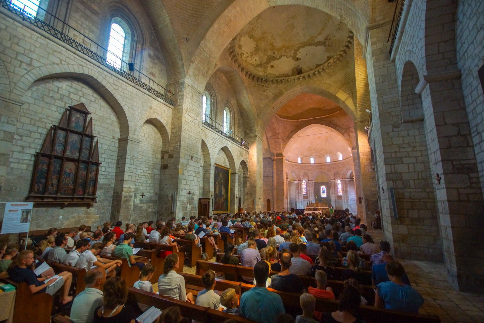 dienst in kathedrale kerk Souillac vanaf Beter Uit vakantiepark