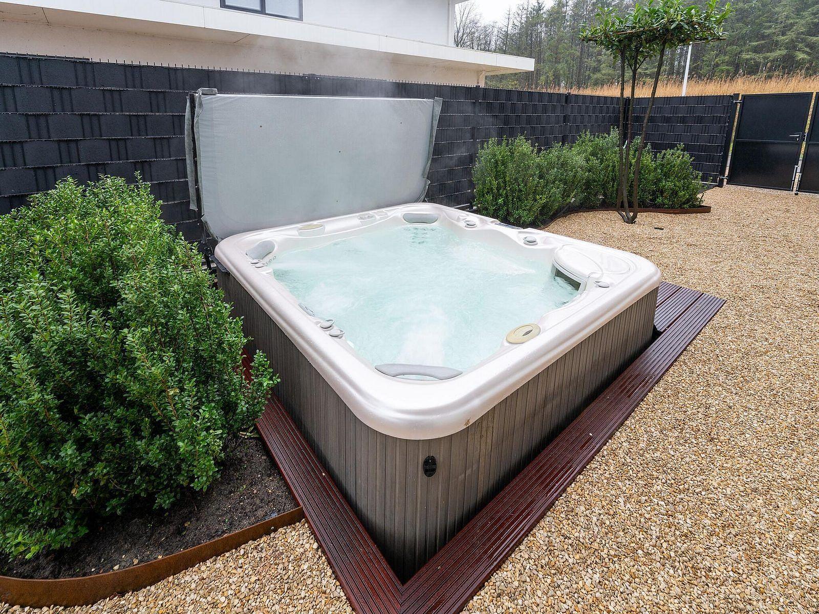 Luxusferienhaus mit Whirlpool in den Niederlanden