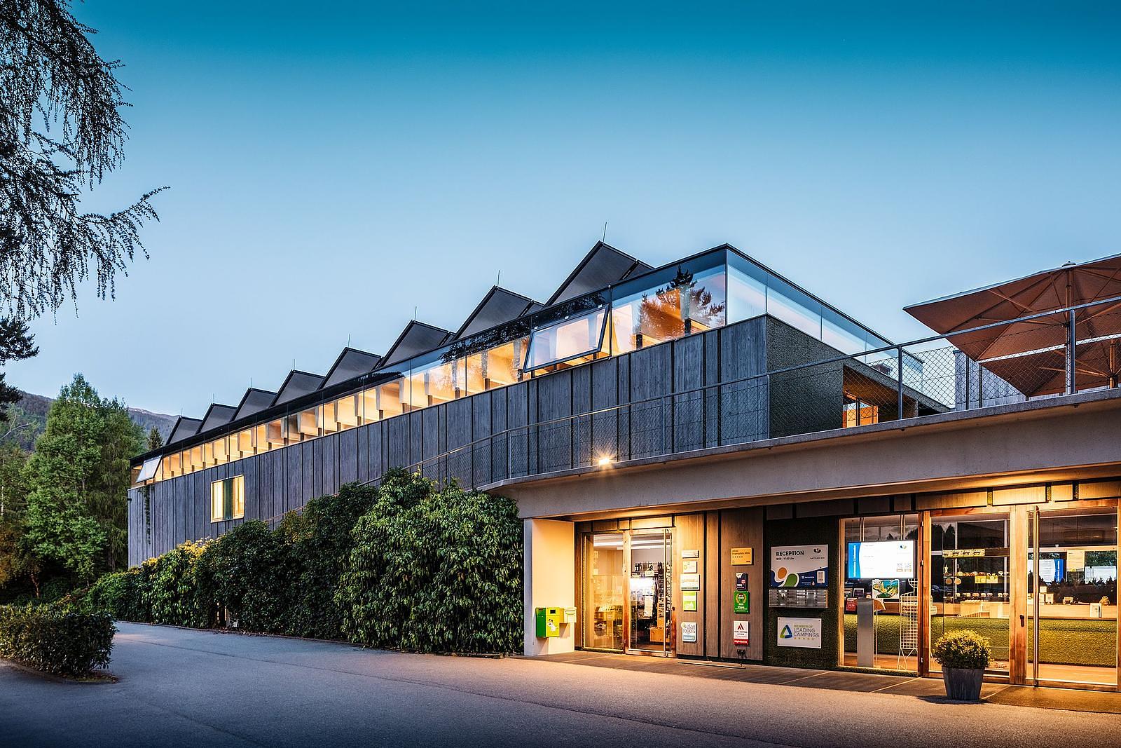 Das moderne Hauptgebäude mit Reception am Abend