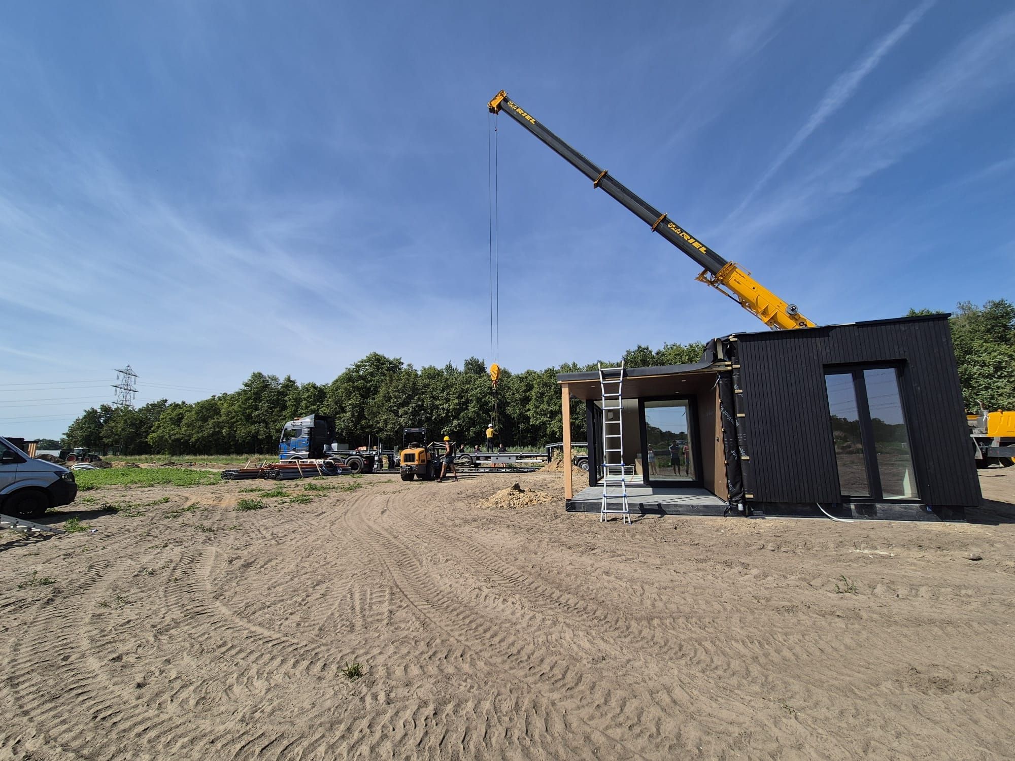 Eerste 6-persoons woningen geplaatst op Fjora Resort