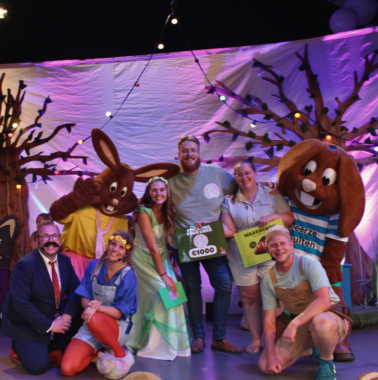 Cheque van € 1000 voor Stichting van Lieke