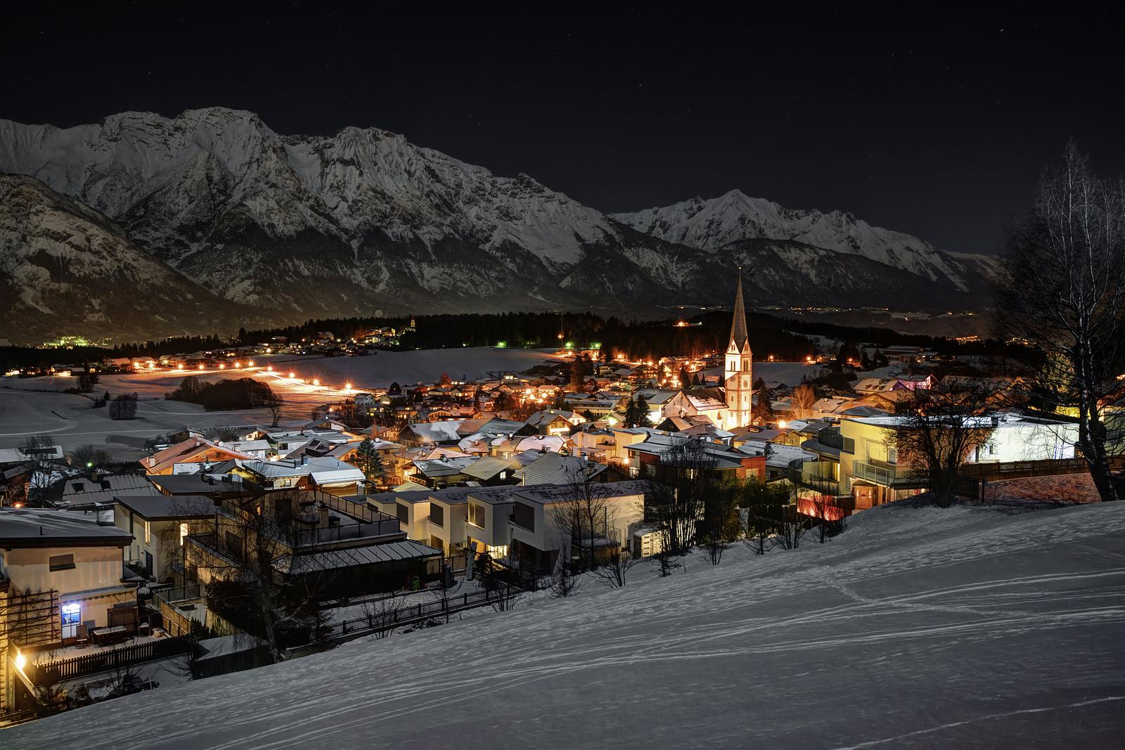 © Innsbruck Tourismus / Danijel Jovanovic Rinn bei Nacht im Winter