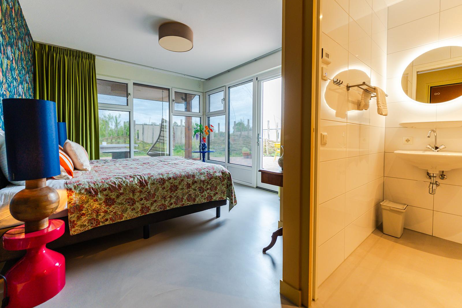 Burght slaapkamer + badkamer