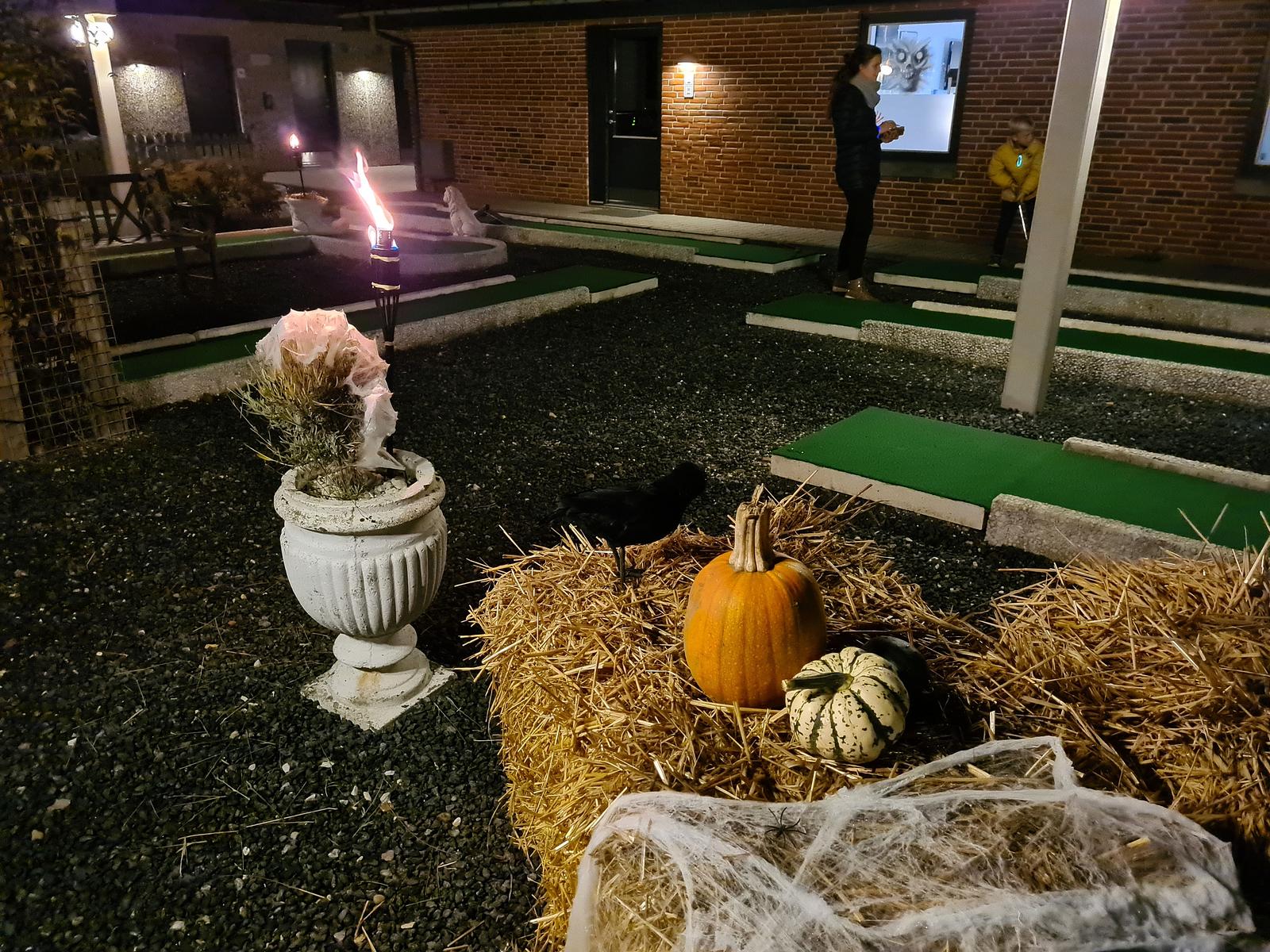 Minigolf by Night i efterårsferien på Bryrup Camping