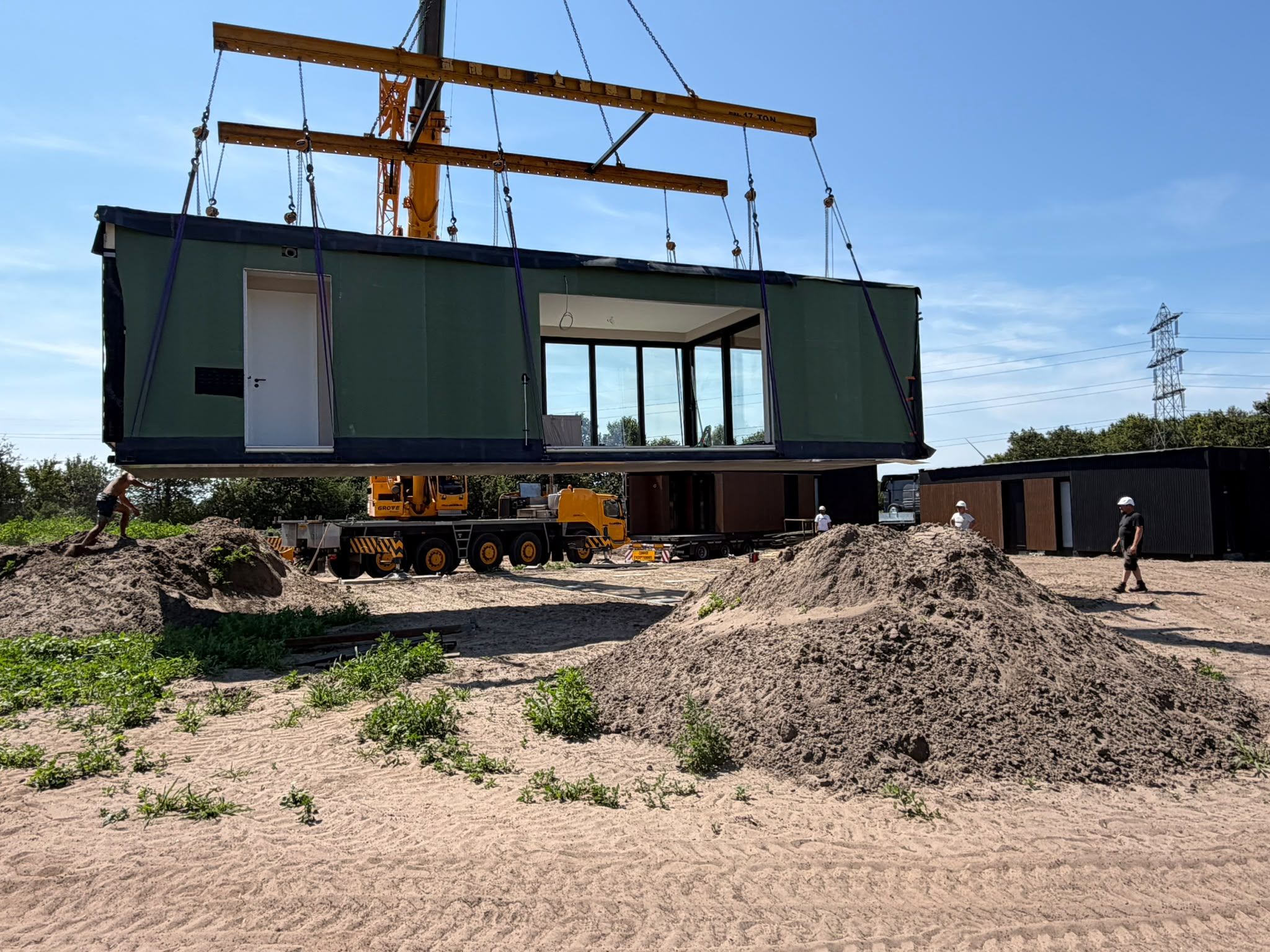 Plaatsing van de 6-persoons woningen op Fjora Resort