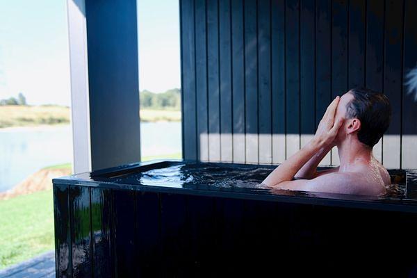 Visual of the lakeside sauna and cold plunge at Firefly Spa on Silverlake Estate, Dorset